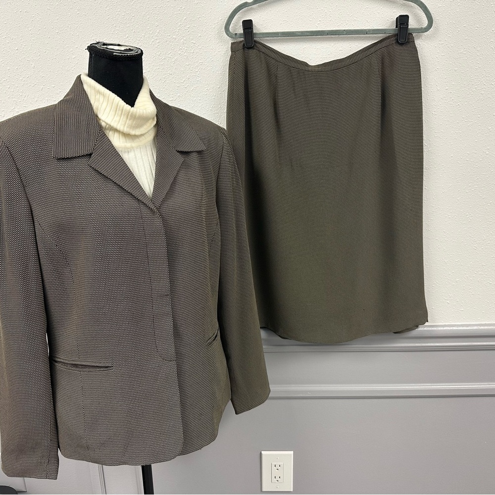 Anne Klein Rayon Blend Elegant Brown & Creme Checkered Skirt Suit